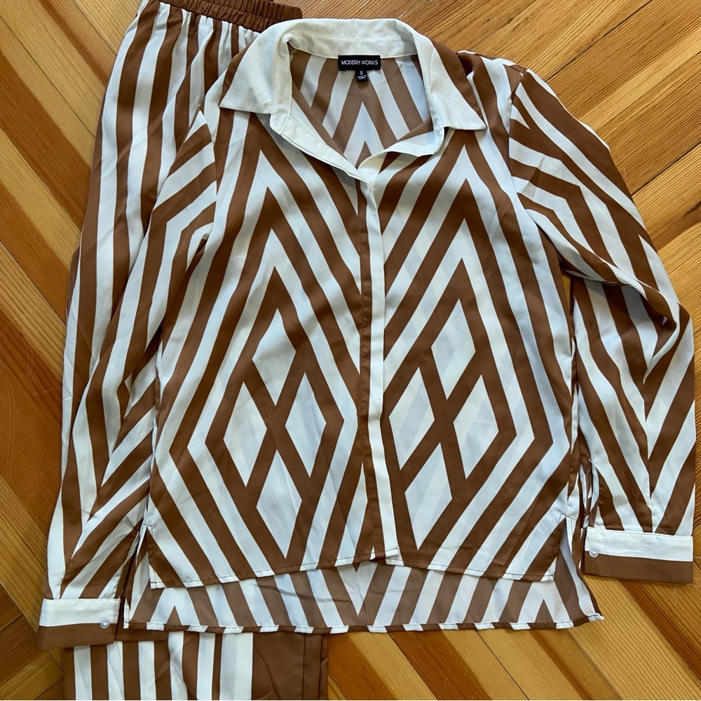 Elegant Brown and White Satin Pant Set - Picture 2 of 3